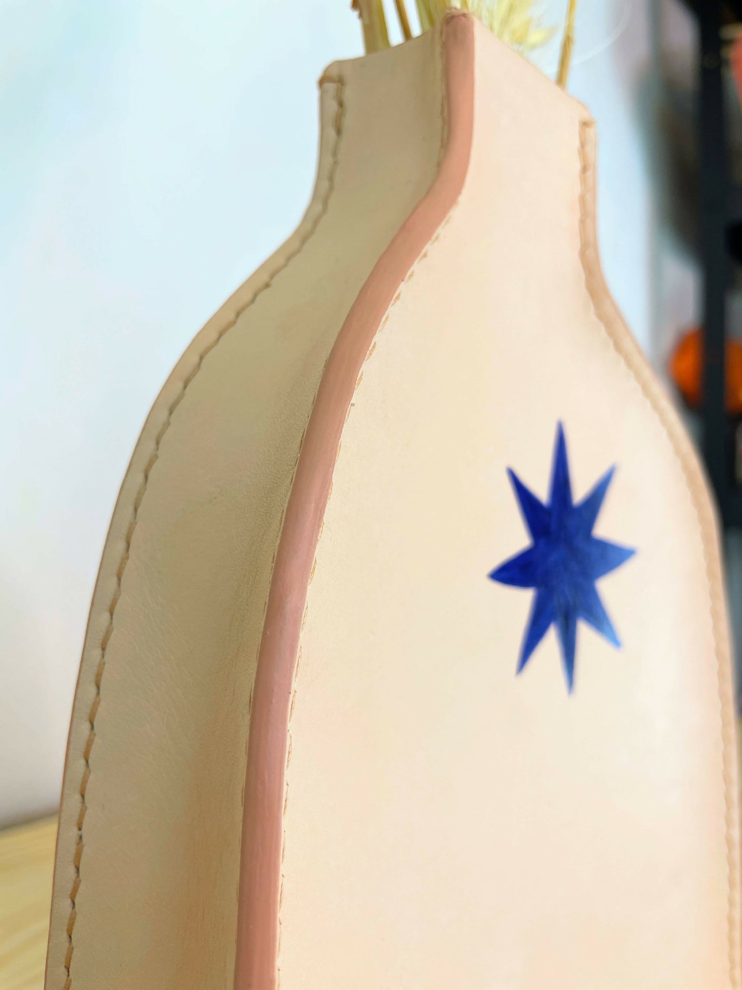 vase en cuir fait-main artisanat français, tannage végétal