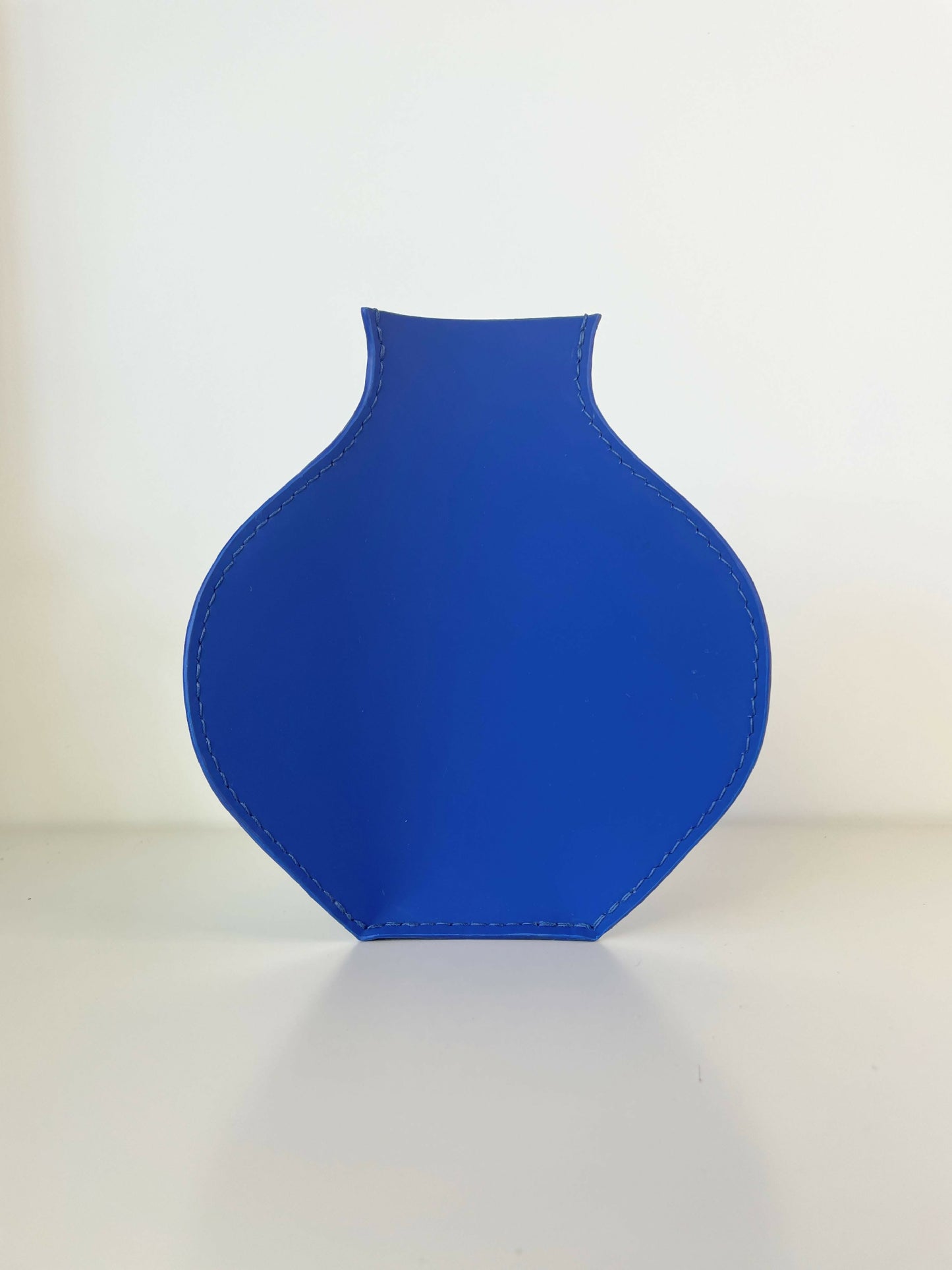 vase en cuir fait-main artisanat français, tannage végétal