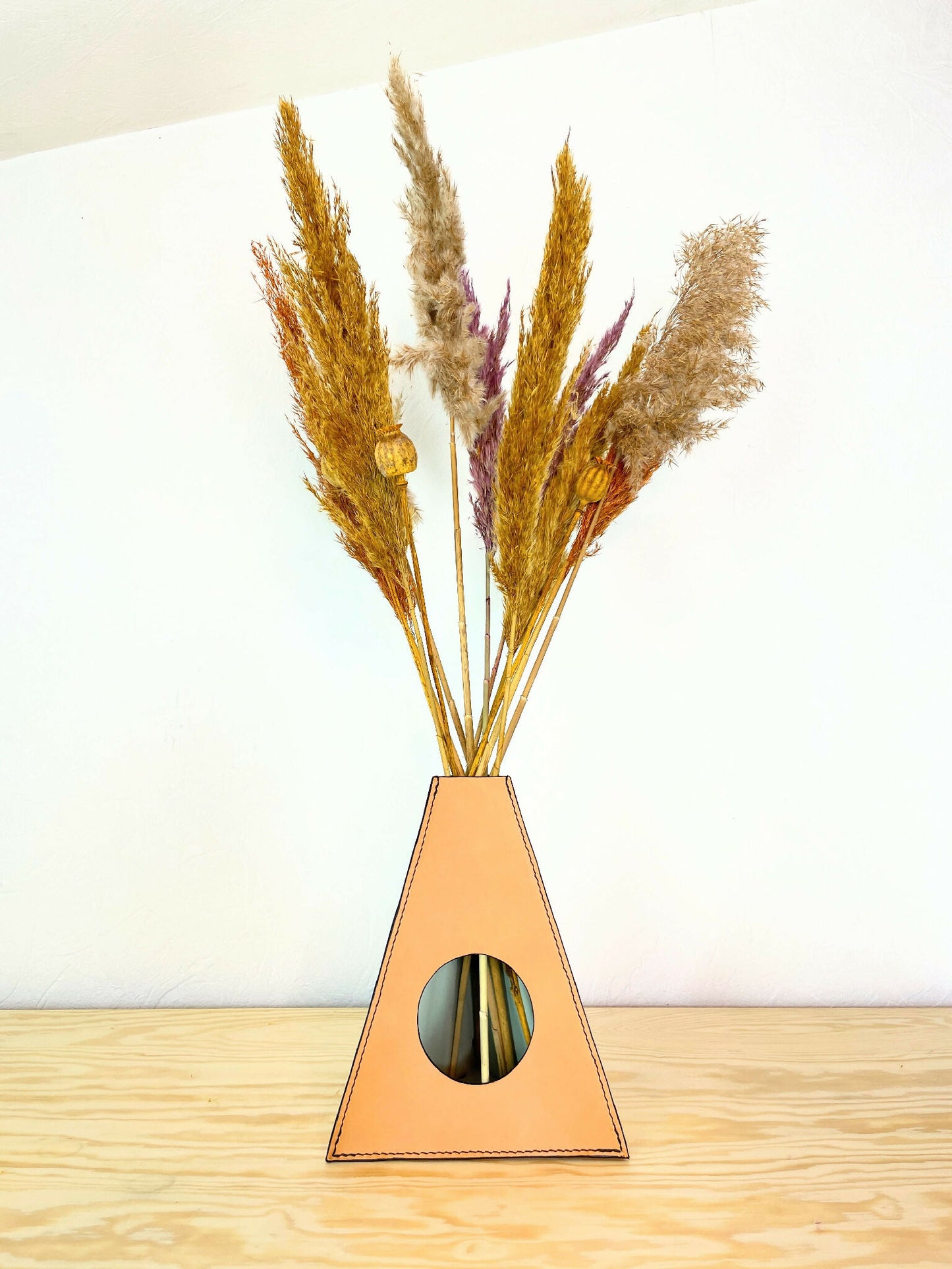 vase en cuir fait-main artisanat français, tannage végétal