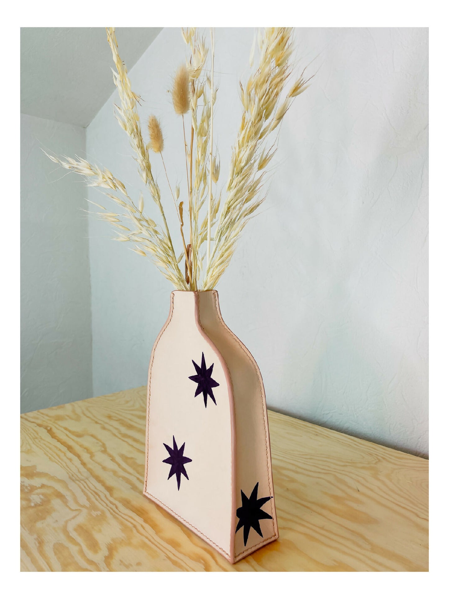 vase en cuir fait-main artisanat français, tannage végétal