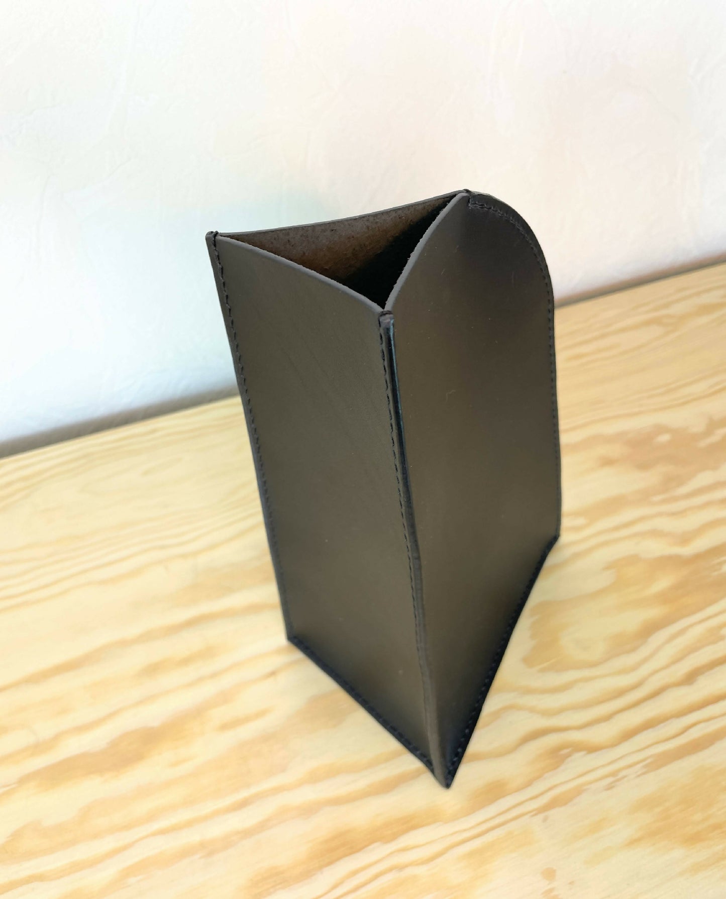 vase en cuir fait-main artisanat français, tannage végétal