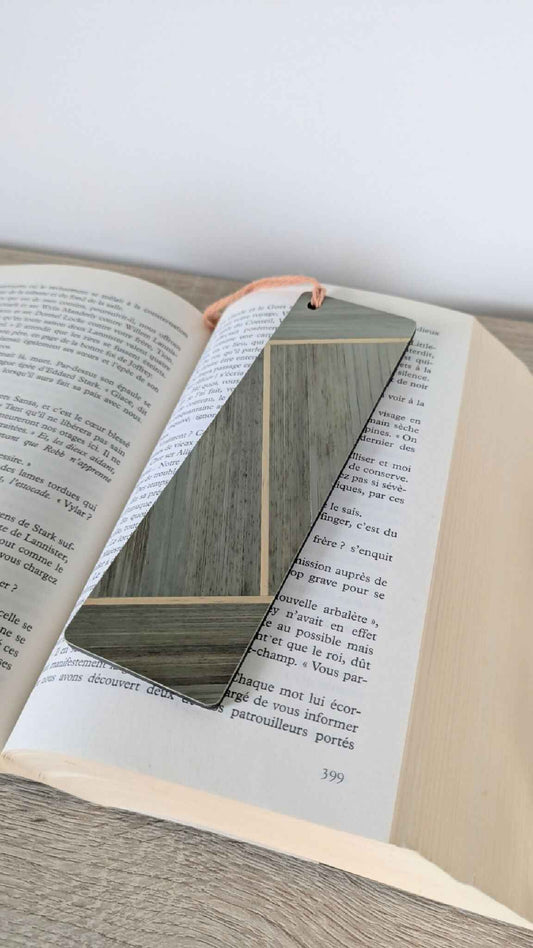 Marque-page en marqueterie de paille kaki et beige avec lien orange