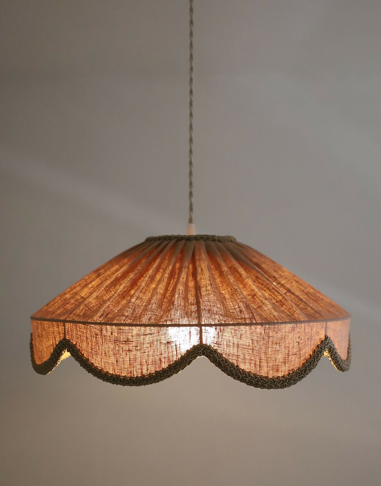 Suspension "Cosette" en Tissu Uni Lin Classic Linen - Abat-jour Festonné Style Vintage Made in France
