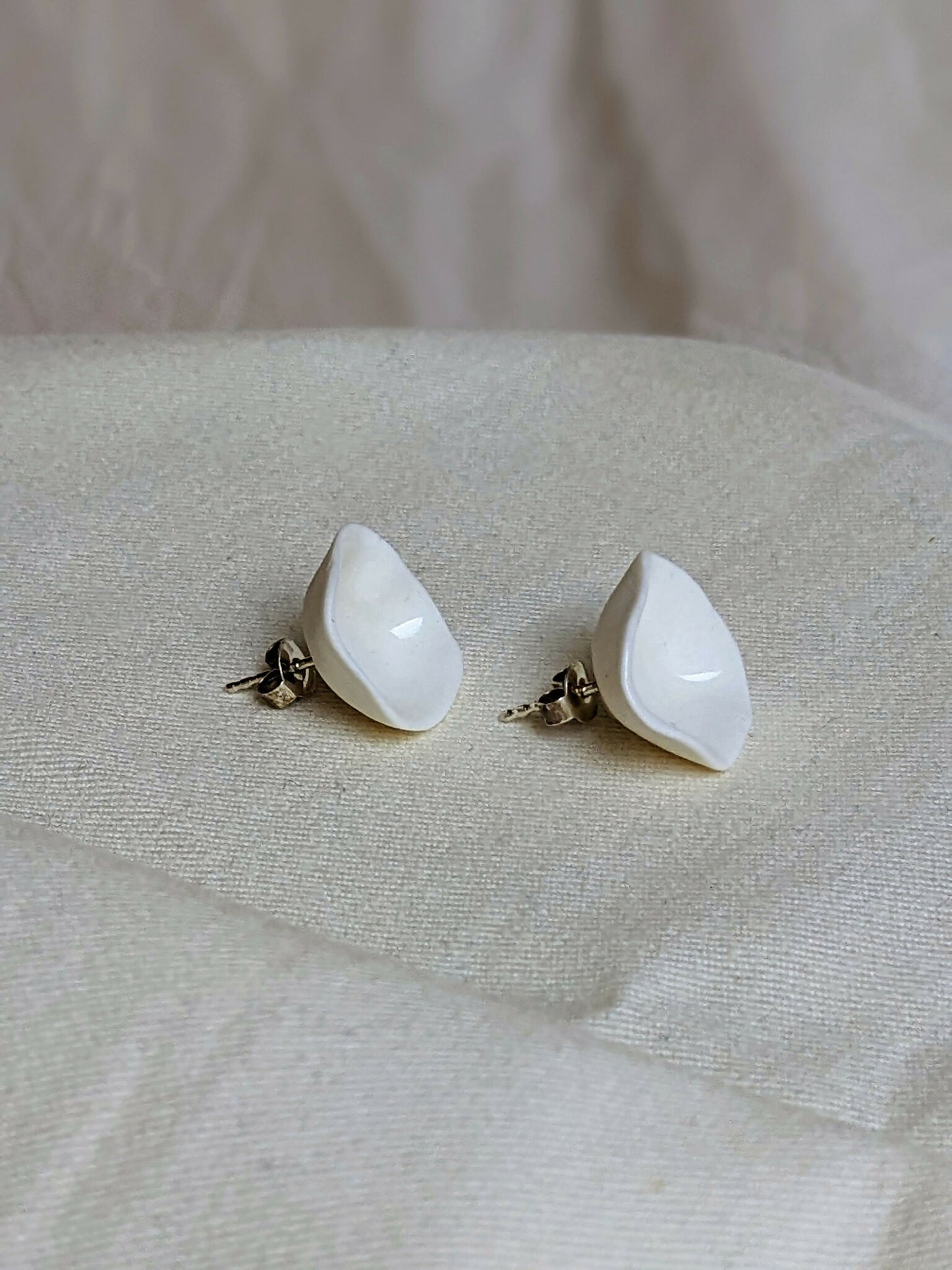 Boucles d’oreilles puces “Élise” en porcelaine et argent 925