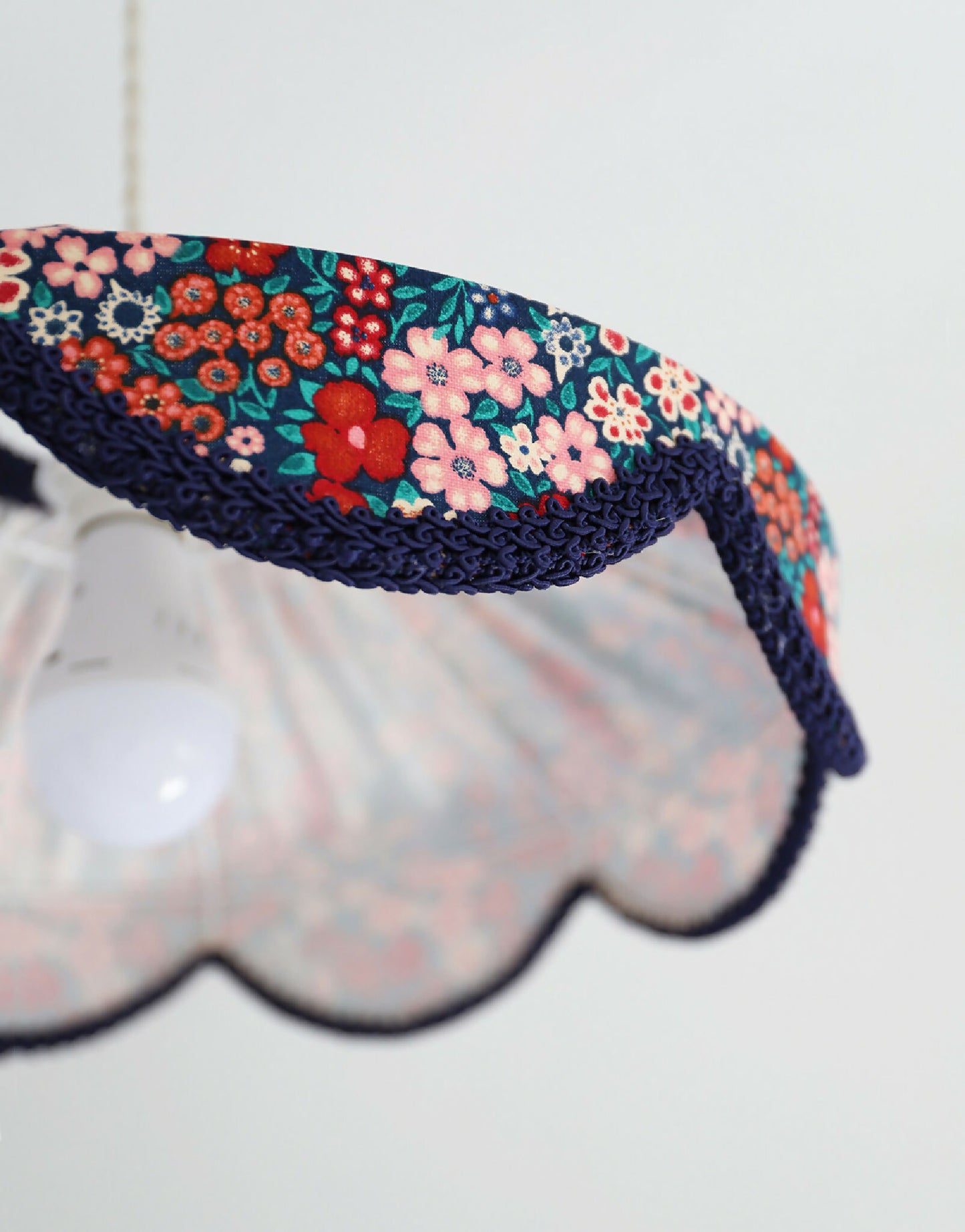 Suspension "Cosette" en Tissu Floral Mille Fleurs - Abat-jour Festonné Style Vintage Made in France