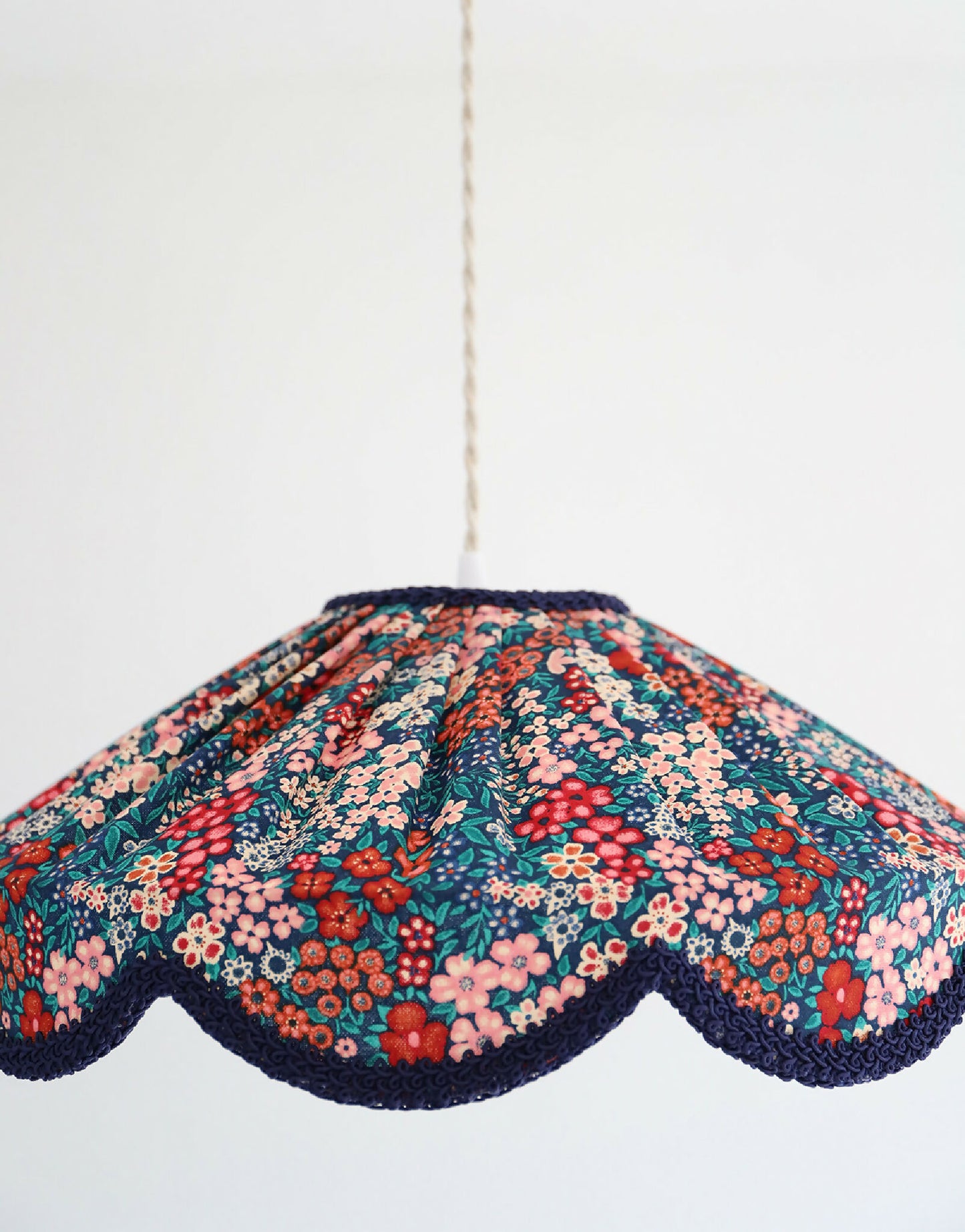Suspension "Cosette" en Tissu Floral Mille Fleurs - Abat-jour Festonné Style Vintage Made in France