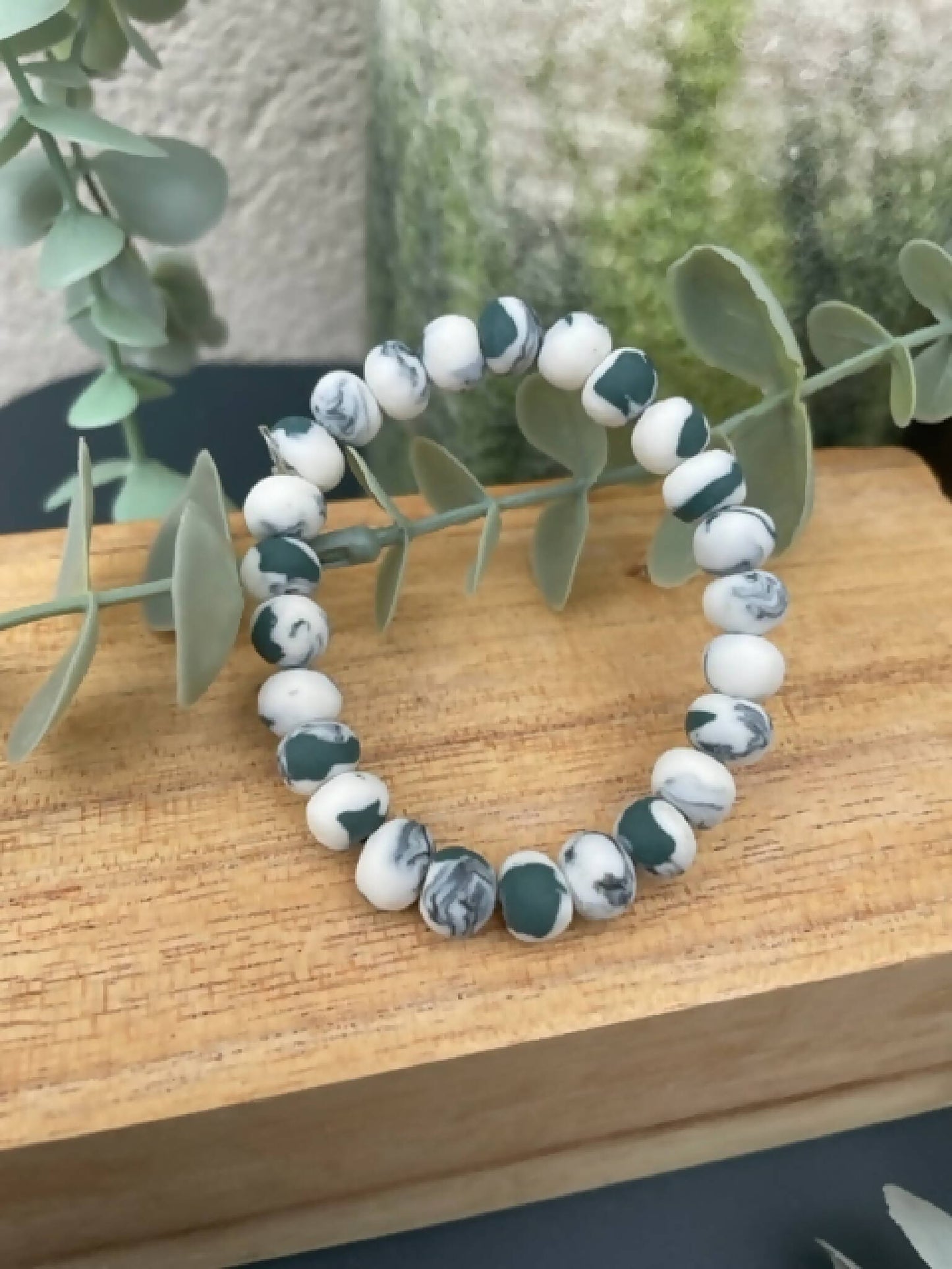 Bracelet femme en perles de porcelaine blanc, bleu clair et gris, motif marbré.