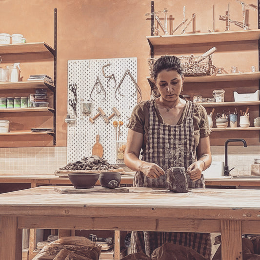 Artiste céramiste entrain de travailler dans son atelier en France