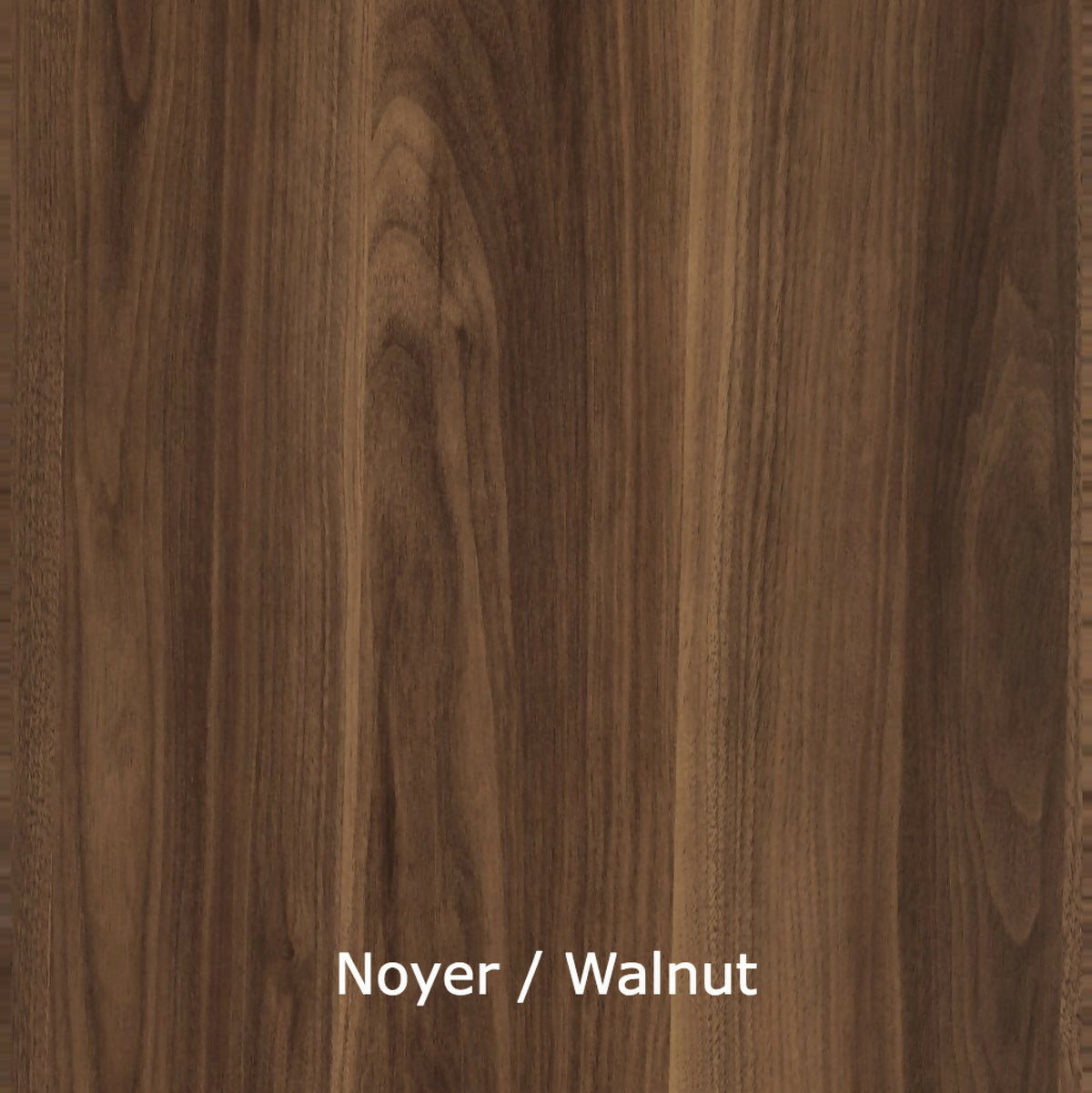 Plan de table en noyer, surface brun chaud au veinage fin visible.