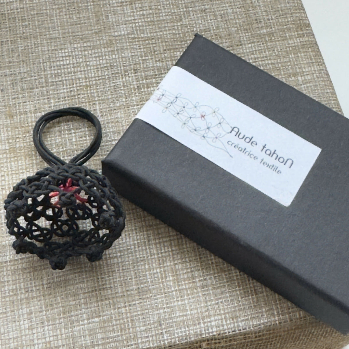 Bague noire en maille crochet, étoile rouge au centre, anneau ajustable