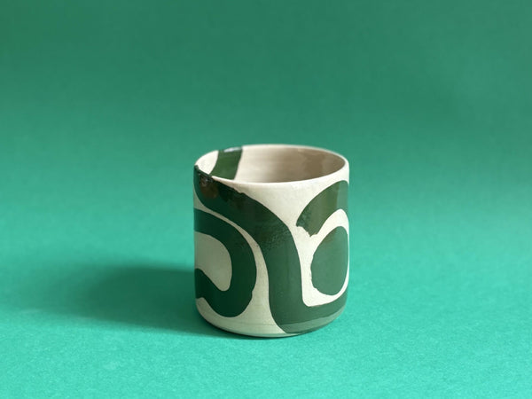 Gobelet blanc en céramique à motifs abstraits verts, style lignes et formes