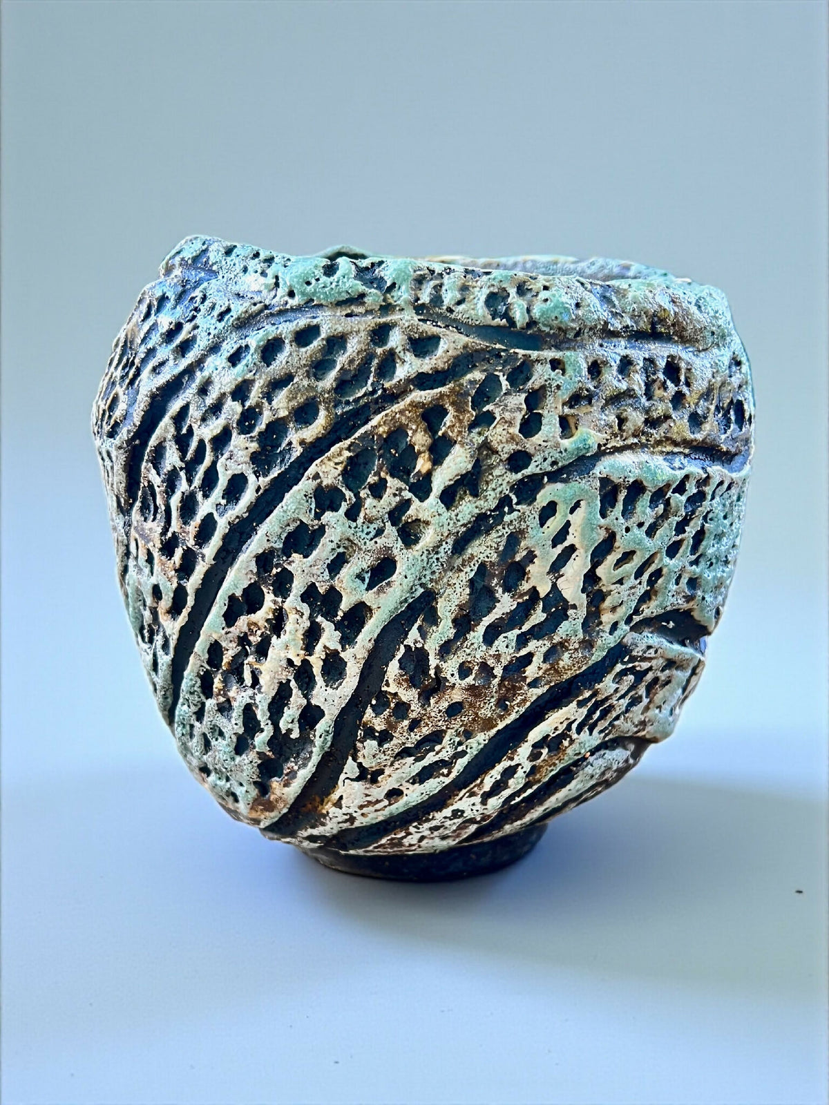 Pot en grès sculpté, profil arrondi, reliefs bleu-vert et veinures noires