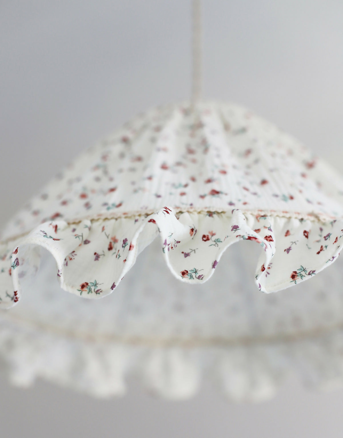 Abat-jour conique Emilia « tiny flowers » avec volant ondulé, motif fleurs