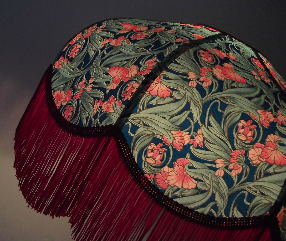 Abat-jour rétro vue de côté : motifs fleuris et franges bordeaux, bord noir