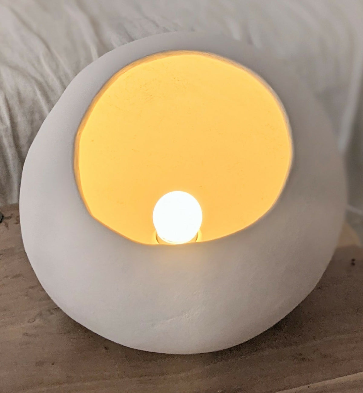 Lampe à poser Bulle blanche avec ouverture ovale lumineuse jaune et ampoule