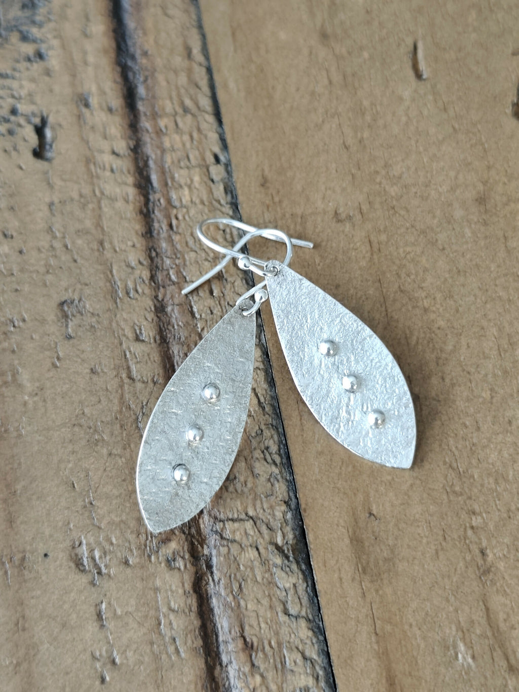 Boucles d’oreilles pendantes argentées à deux gouttes, crochets et reliefs