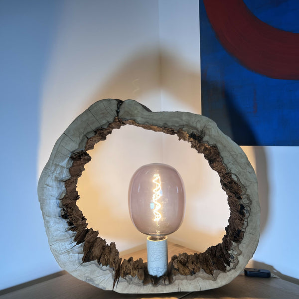 Sculpture lumineuse circulaire en résine/bois sombre avec ampoule Edison et socle bleu