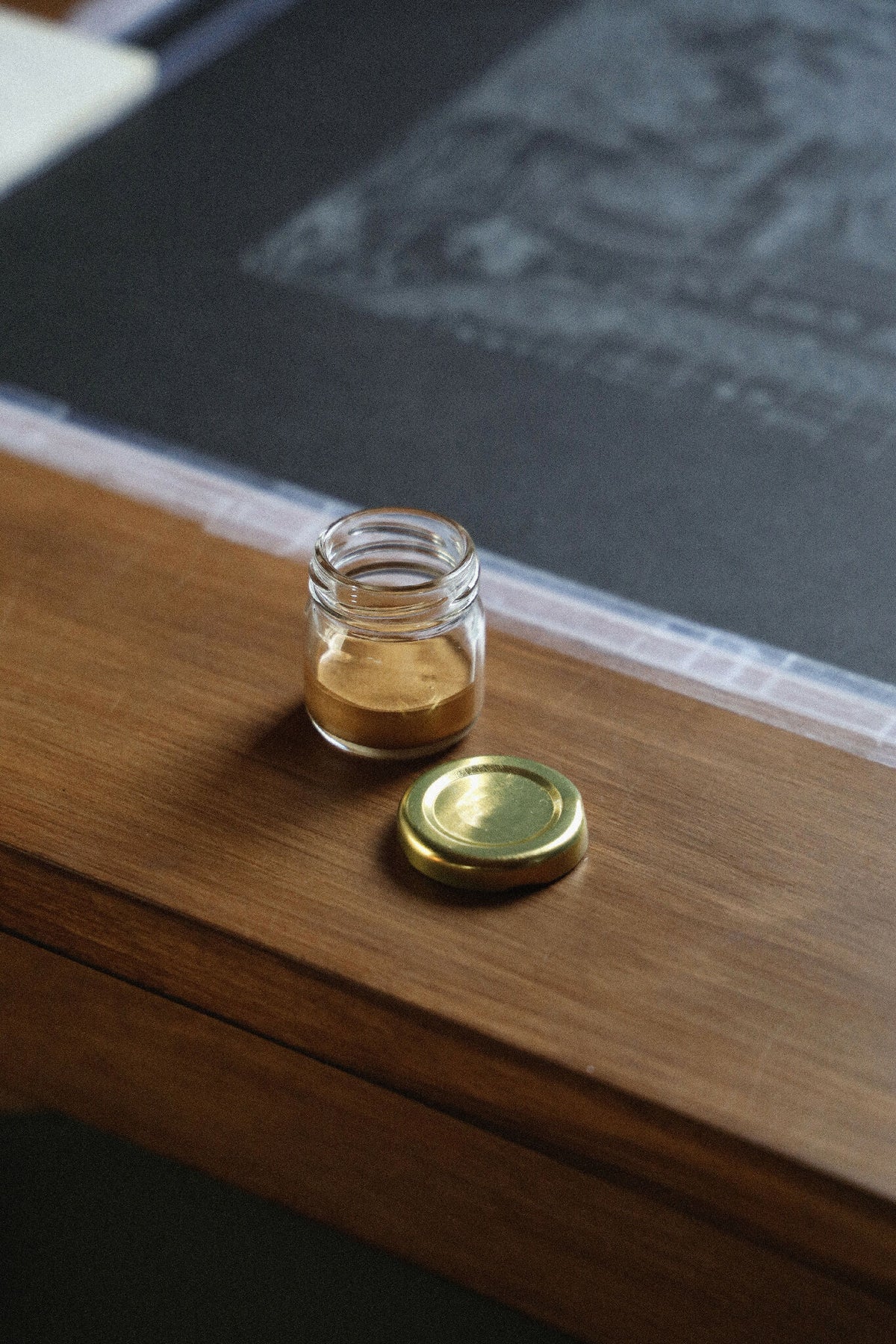 Sérigraphie sur table : coin avec encadrement noir et motif or