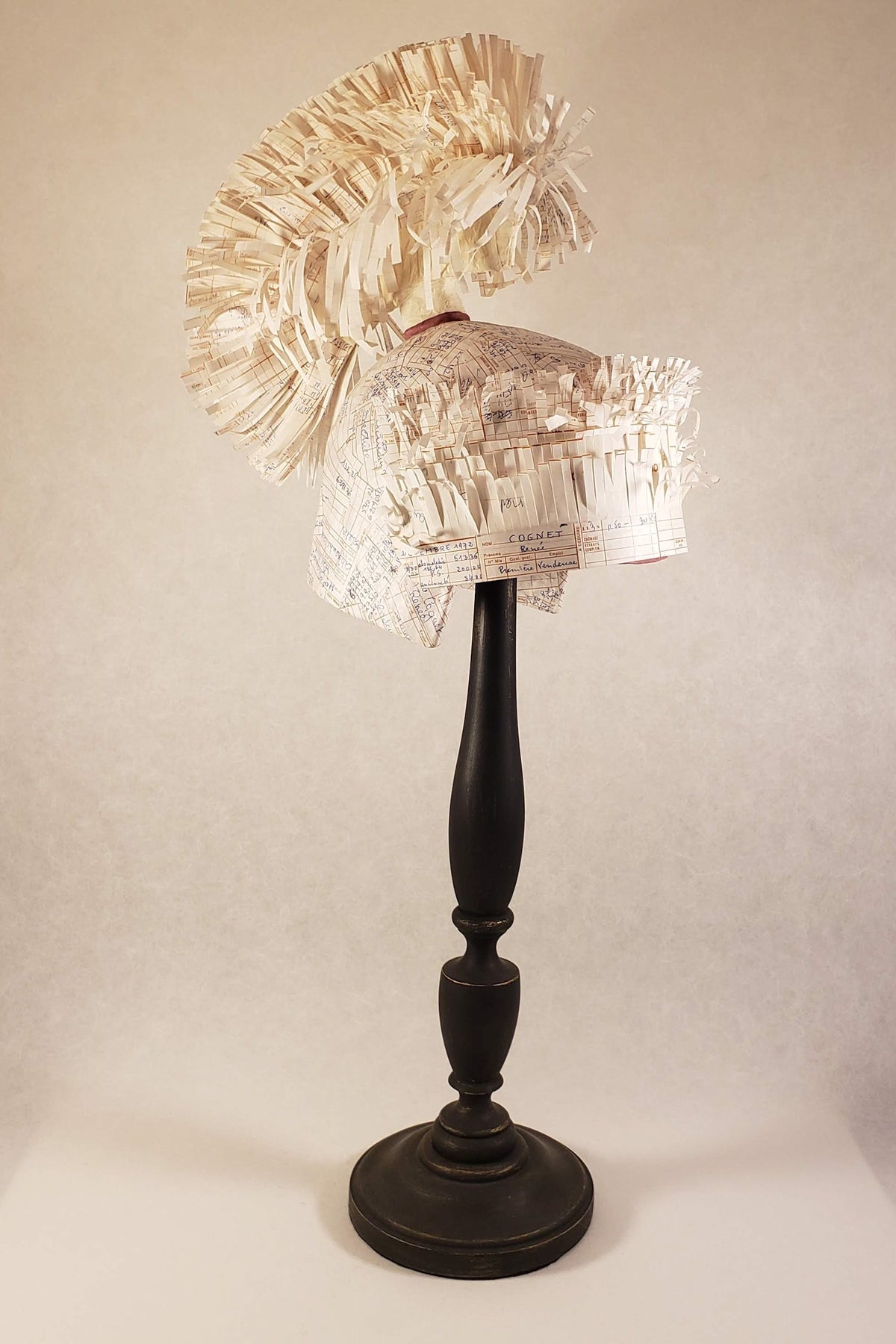 Sculpture papier Casque à aigrette