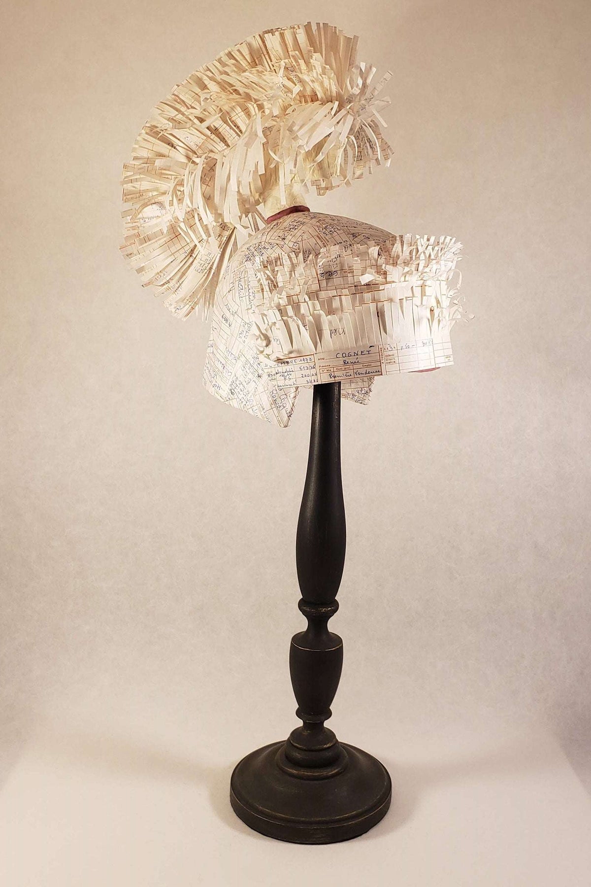 Sculpture papier Casque à aigrette