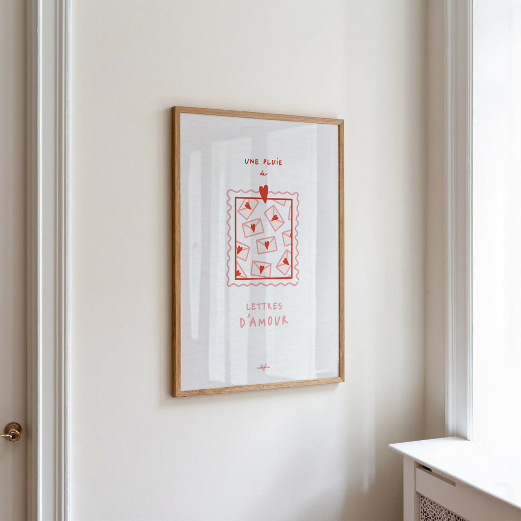 Affiche verticale encadrée en bois, typographie rouge « lettres d’amour ».