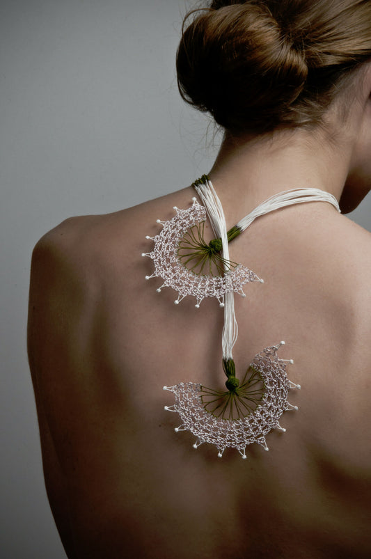 Collier éventail en soie