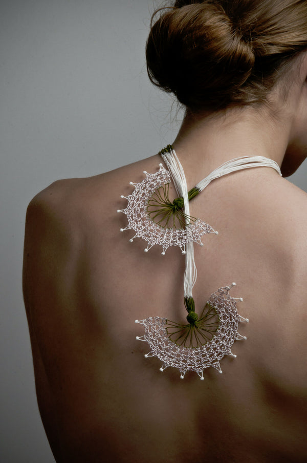 Collier éventail en soie : deux pendentifs ajourés rose pâle et verts