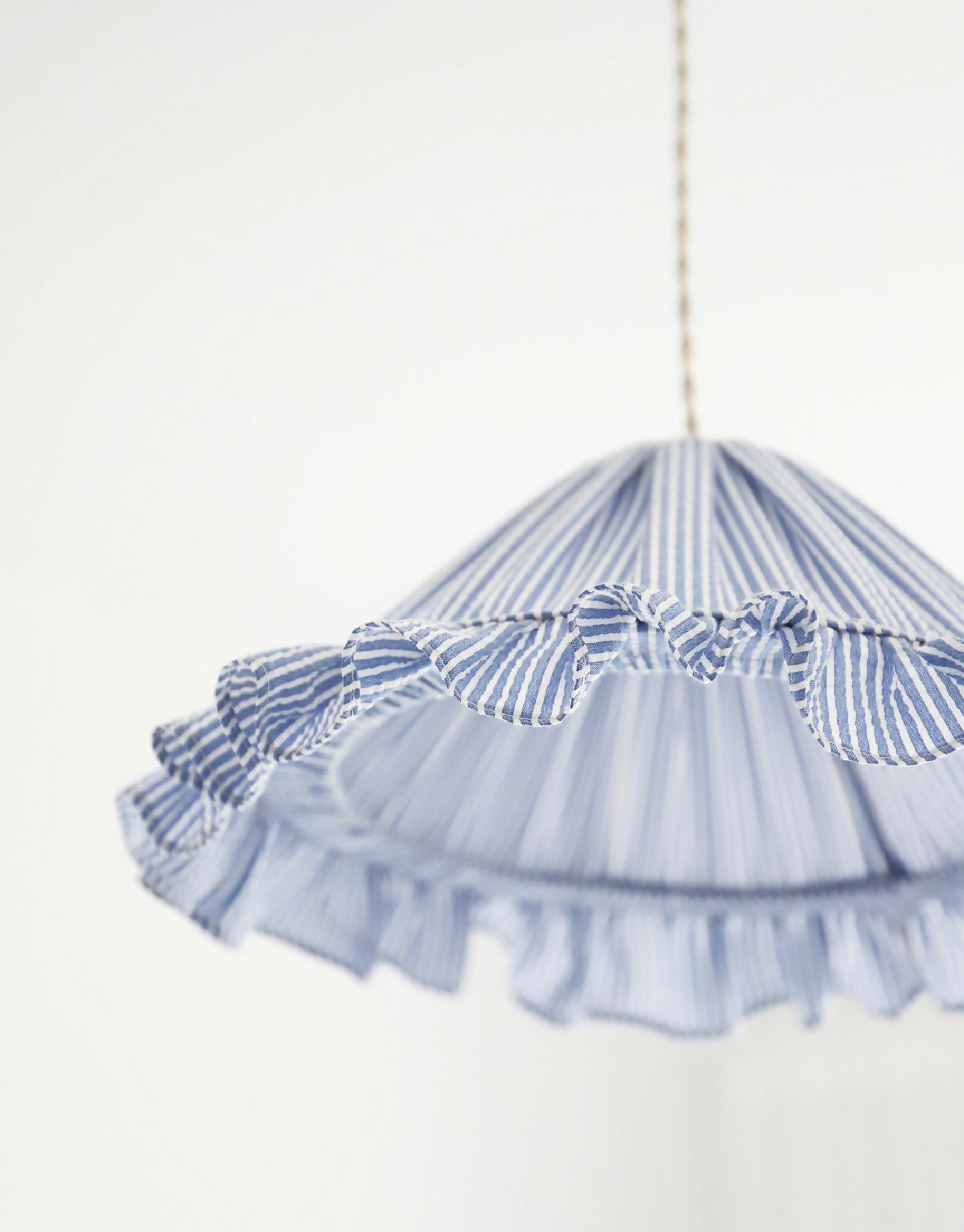 Suspension conique fines rayures avec volant Petite Emilia "marina