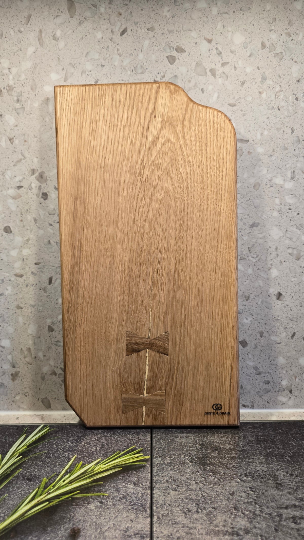 Planche de service organique en chêne massif & incrustations papillon en noyer — Pièce unique
