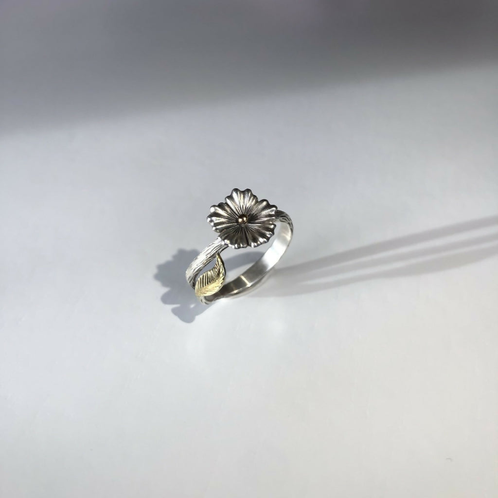 Bague fleur en argent 950 et or 18 carats, motif floral ajouré sur l’anneau