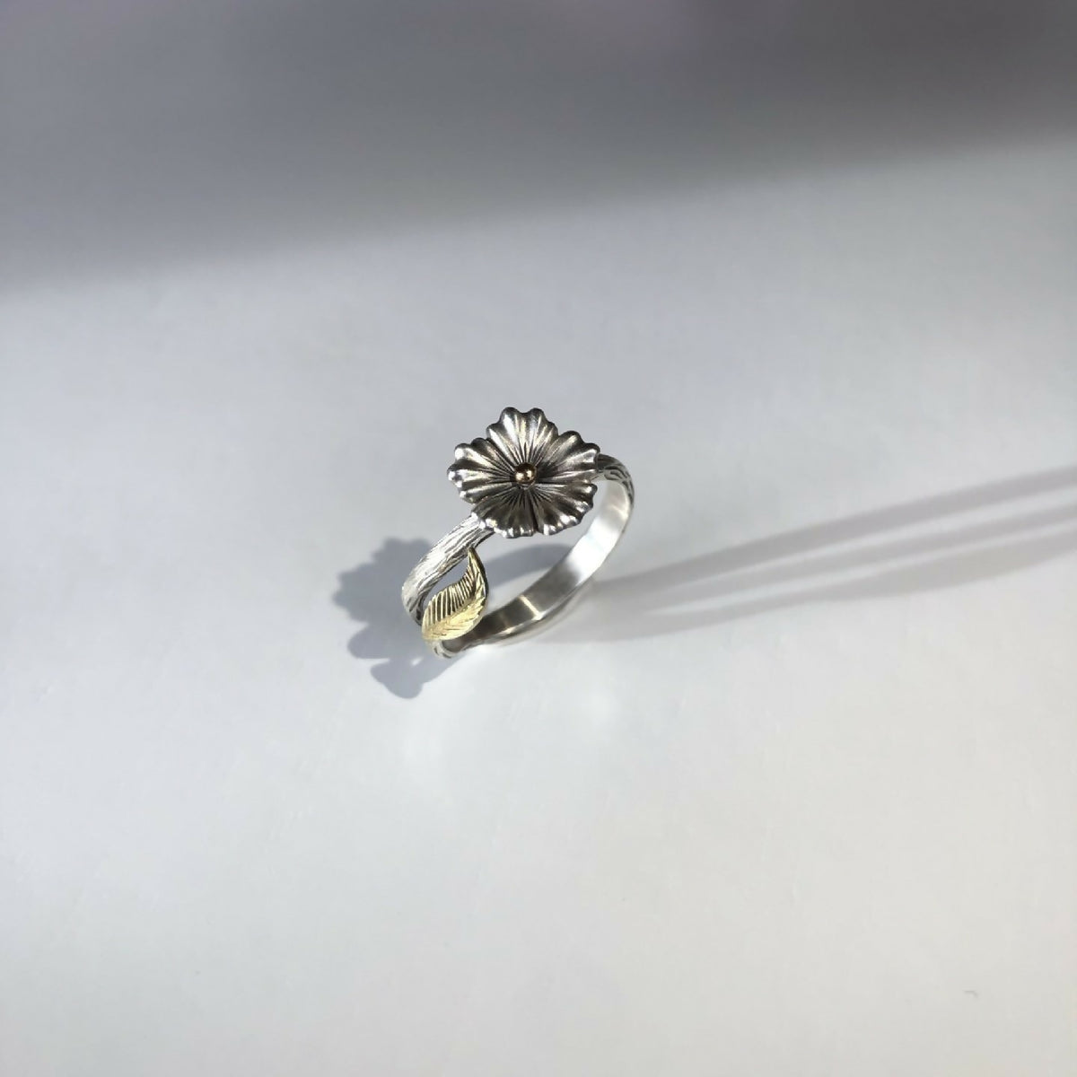 Bague fleur en argent 950 et or 18 carats, motif floral ajouré sur l’anneau