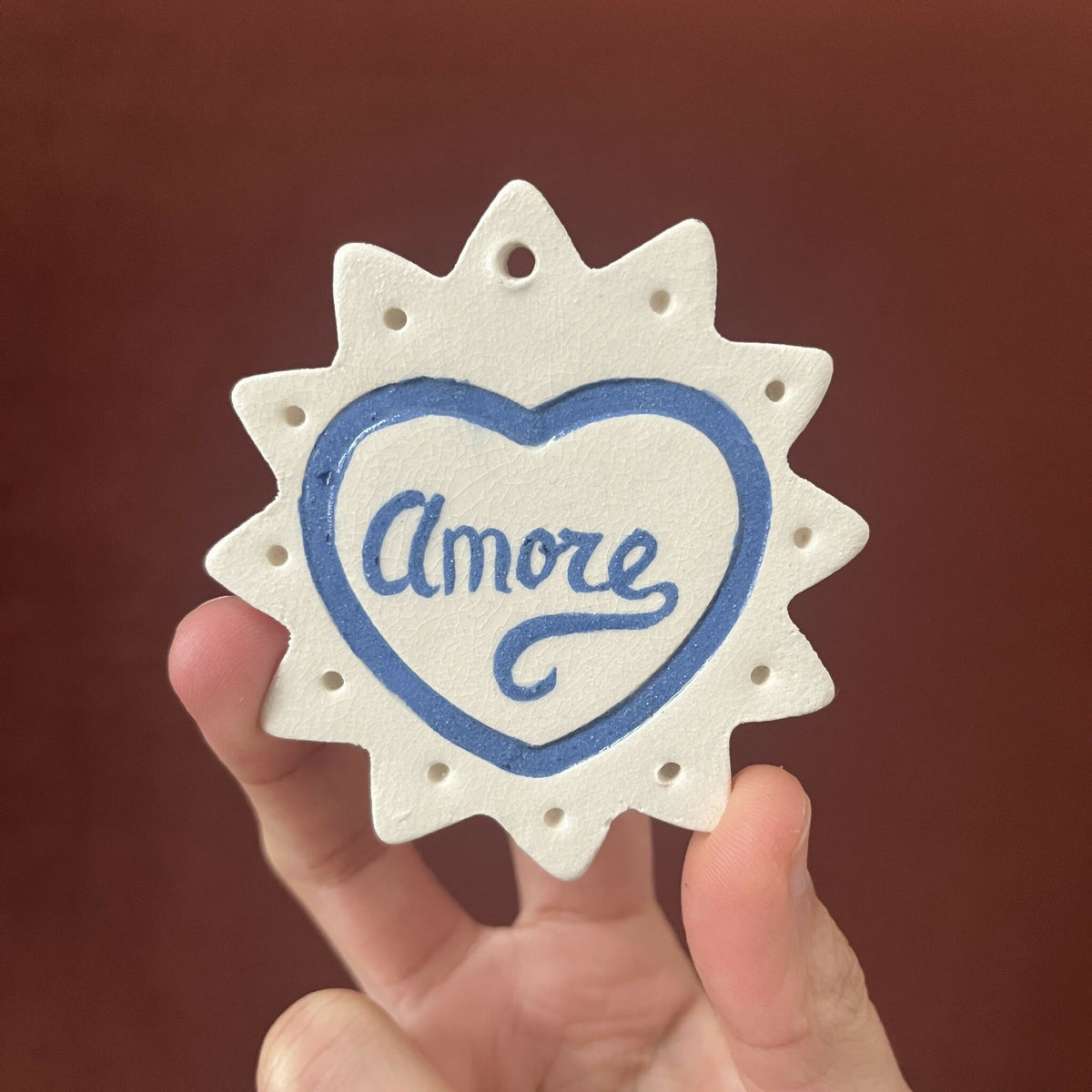 Ex-voto monochrome en étoile, cœur bleu avec le mot « Amore »