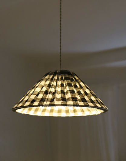 Suspension conique Malala vert kaki : abat-jour maxi vichy pour un intérieur chaleureux