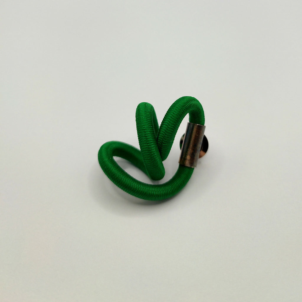 Broche torsadée vert foncé avec fermoir argenté sur le côté