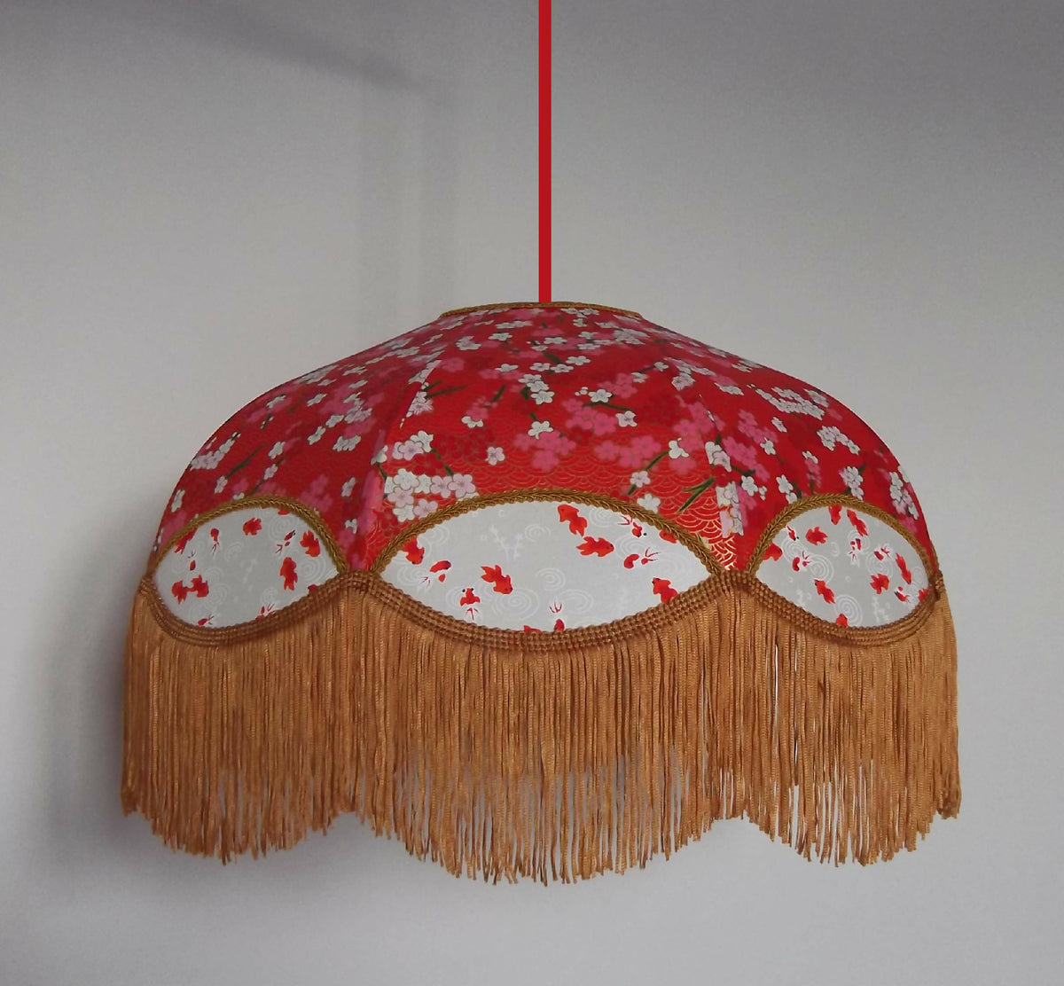 Suspension ronde en papier japonais rouge, franges longues dorées et bord noir