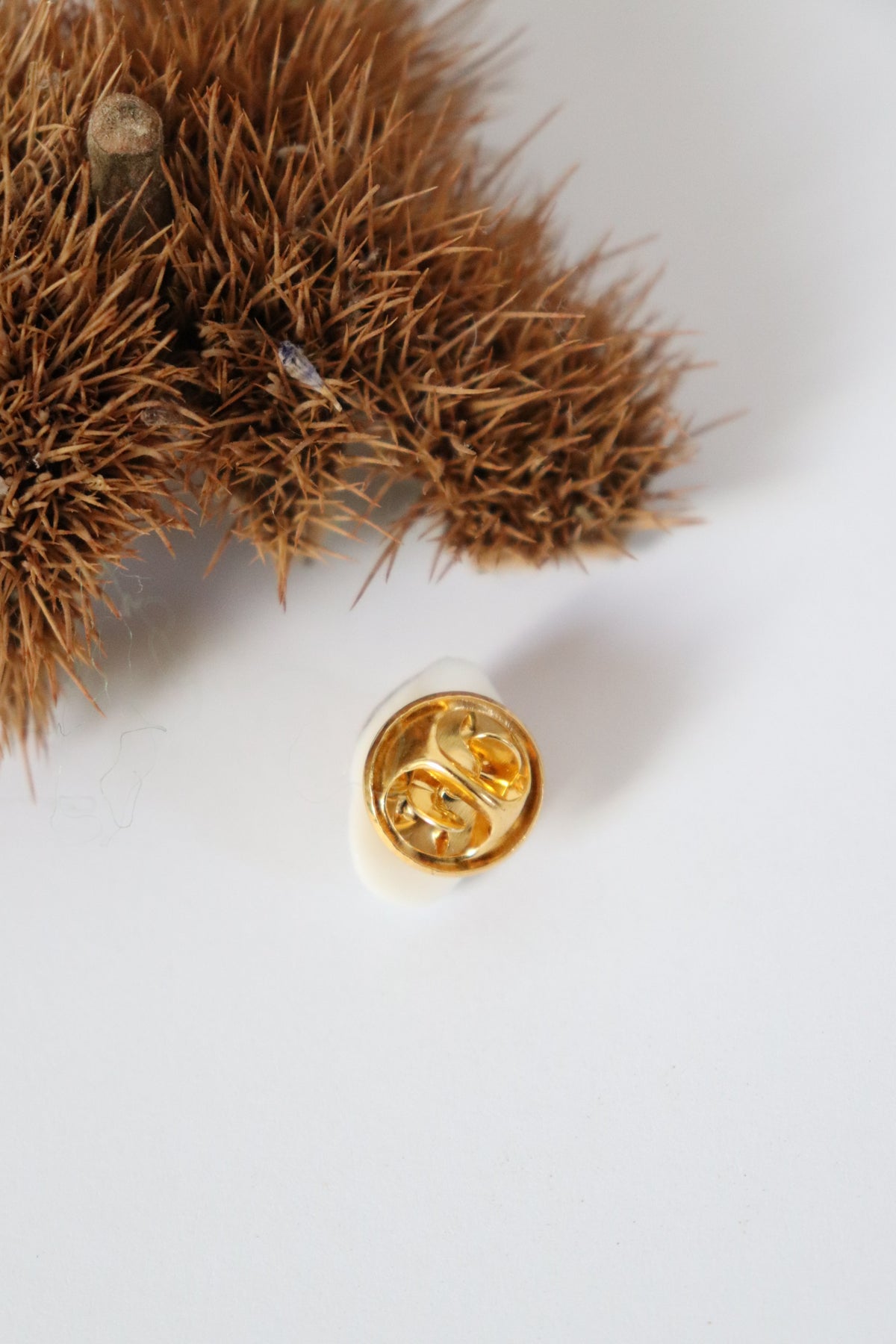 Gland d'or et de porcelaine broche pin’s minimaliste naturelle