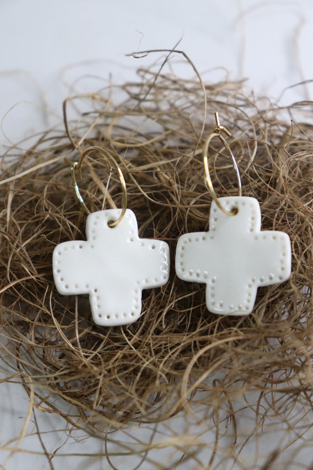 Créoles « Croix Étoilées » Boucles d'Oreilles en Porcelaine Blanche Émaillée