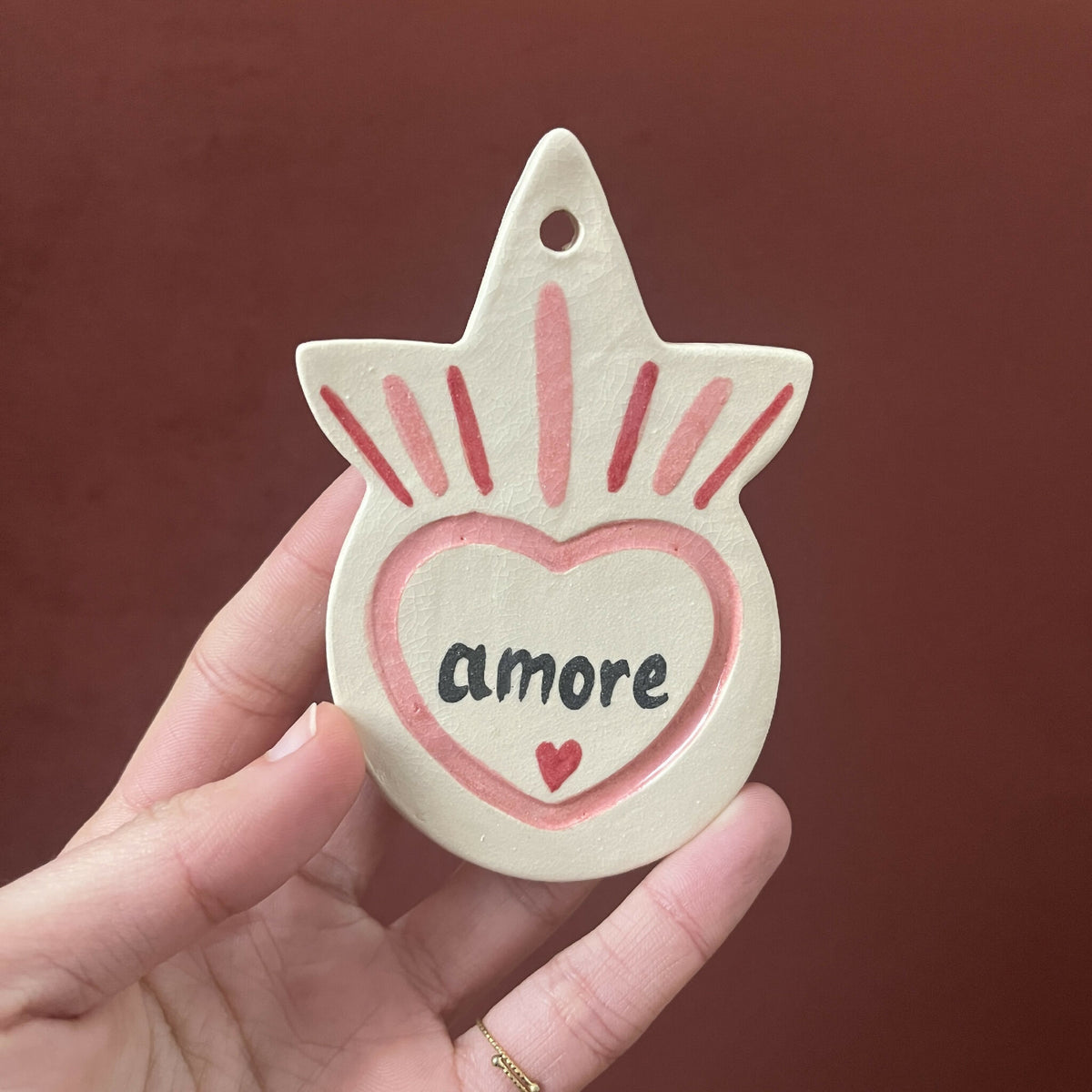 Ex-voto en forme d’étoile, cœur « amore » rose, traits et étincelles colorés.