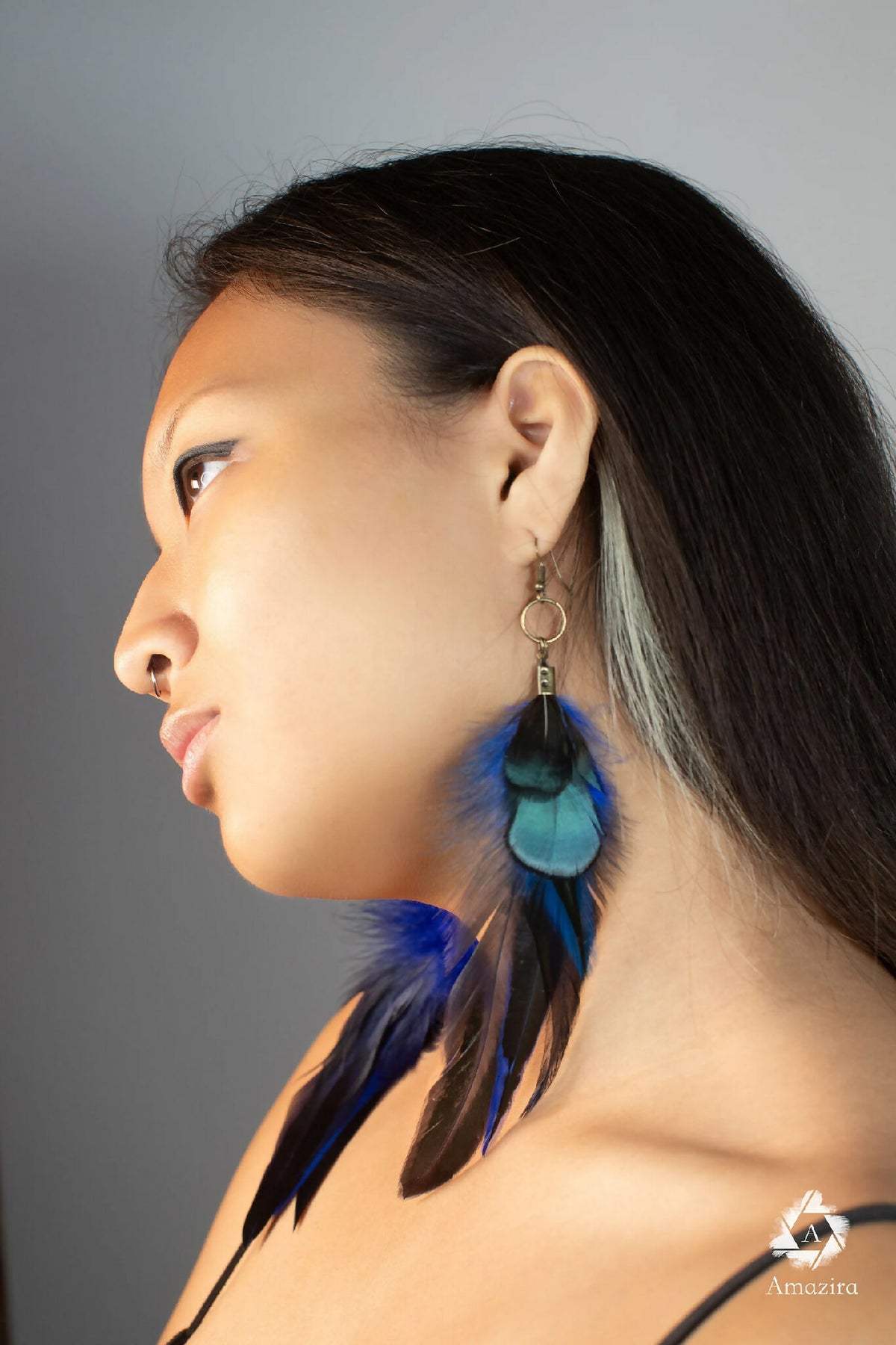 Boucles d’oreilles à plumes bleu turquoise, modèle pendante, profil