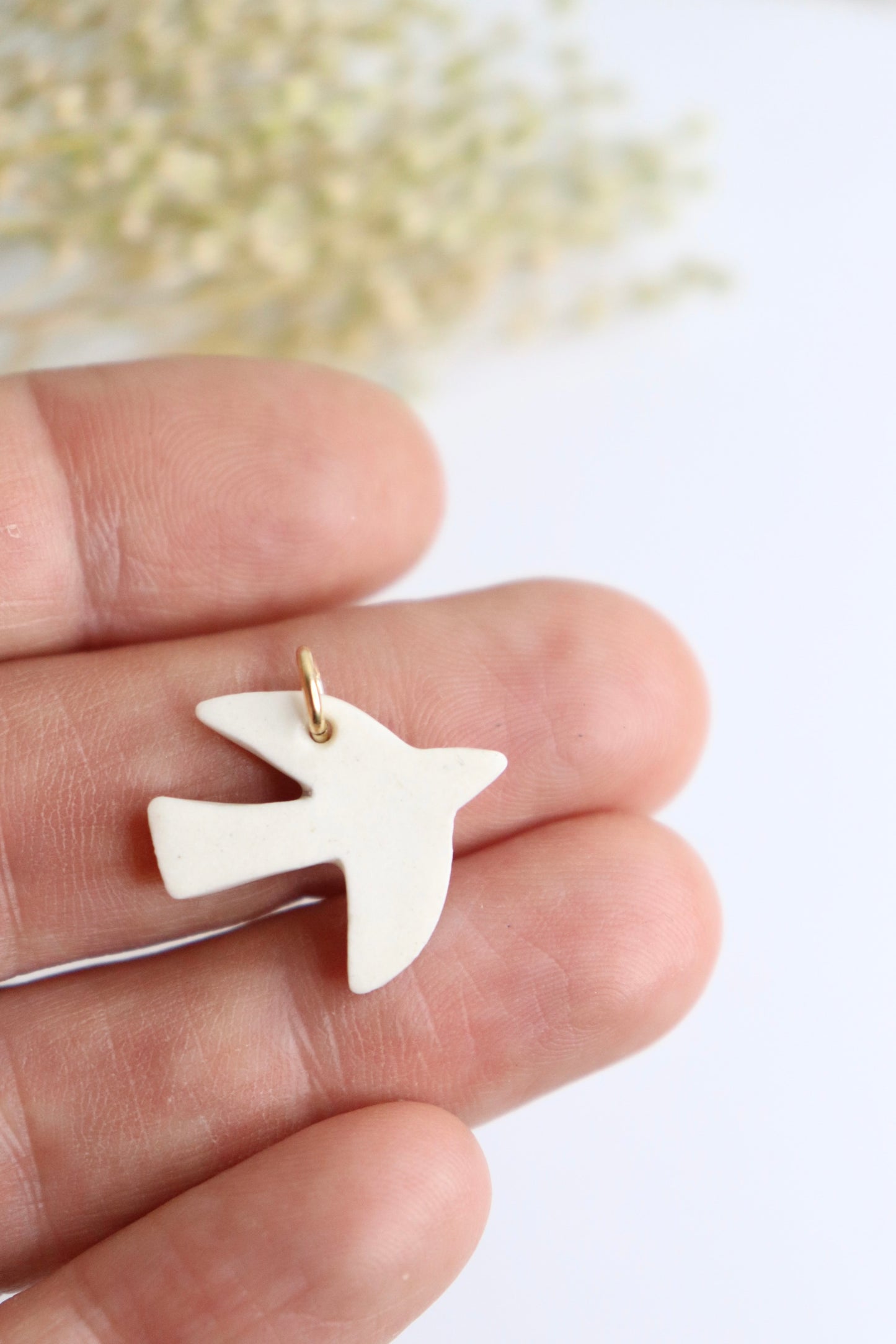 Pendentif breloque oiseau en porcelaine