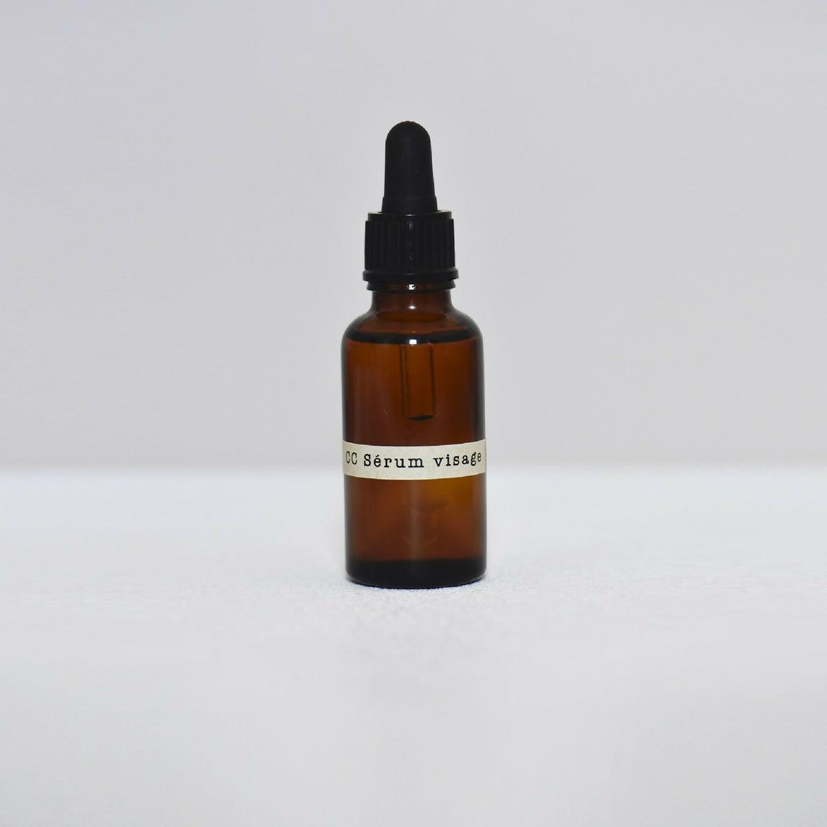 Flacon de sérum visage en verre ambré avec bouchon noir