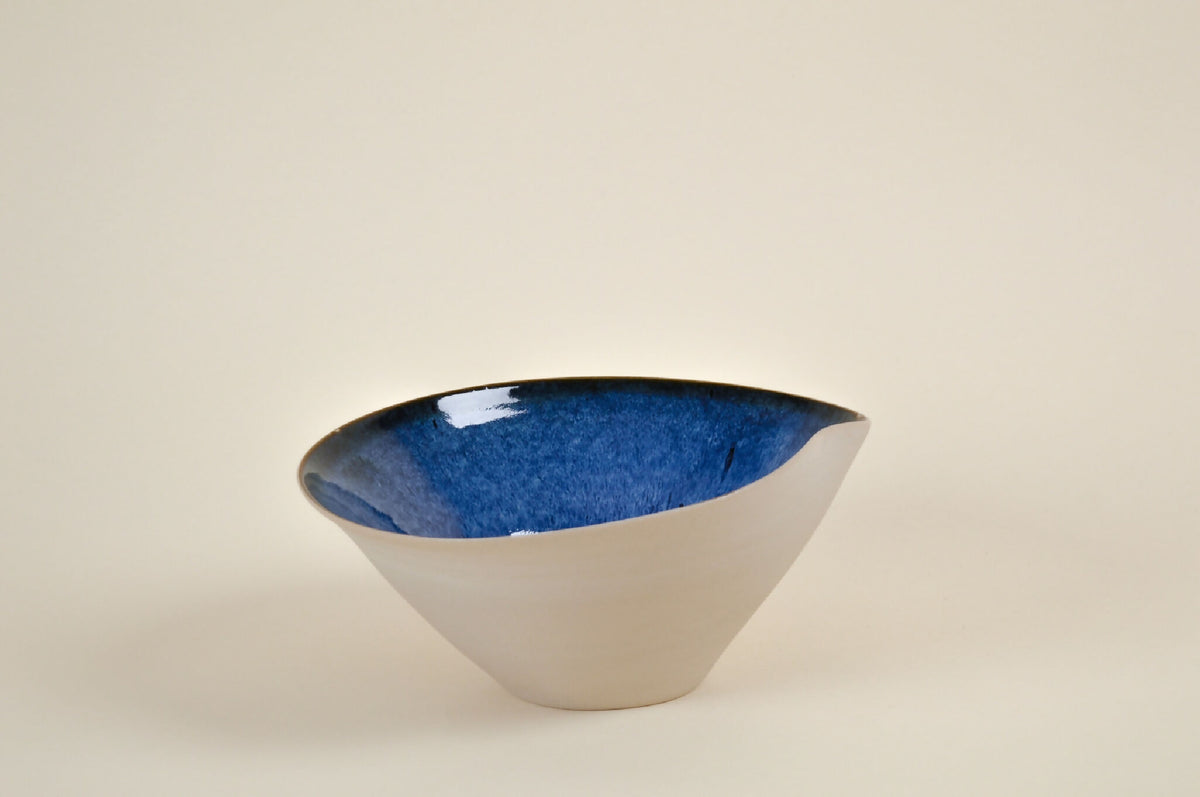 Bol en céramique blanc, intérieur bleu, forme évasée, vue de profil