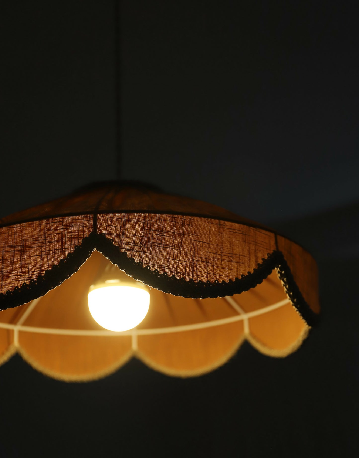 Suspension forme florale unie Cosette "caramel "