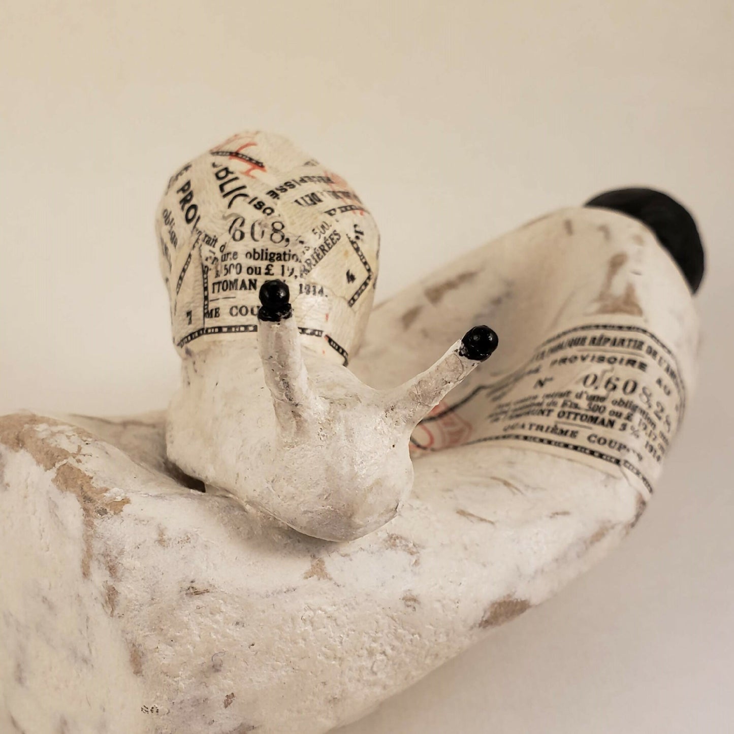 Sculpture - Un escargot blanc