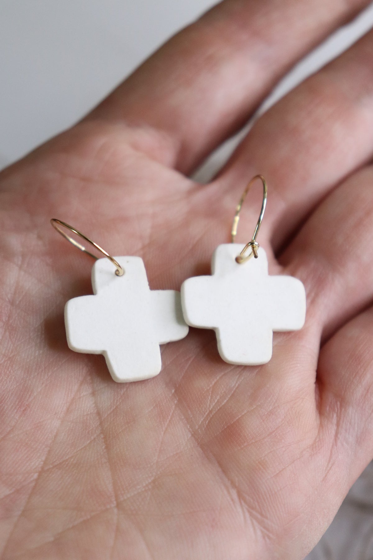 Créoles « Croix Étoilées » Boucles d'Oreilles en Porcelaine Blanche Émaillée