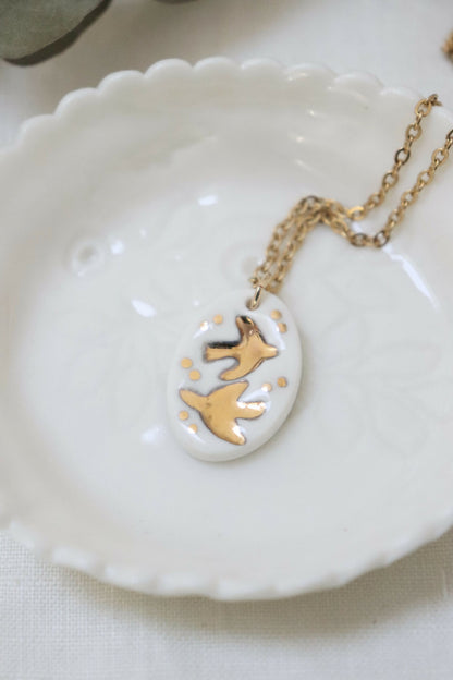 Collier hirondelles virevoltantes en porcelaine
