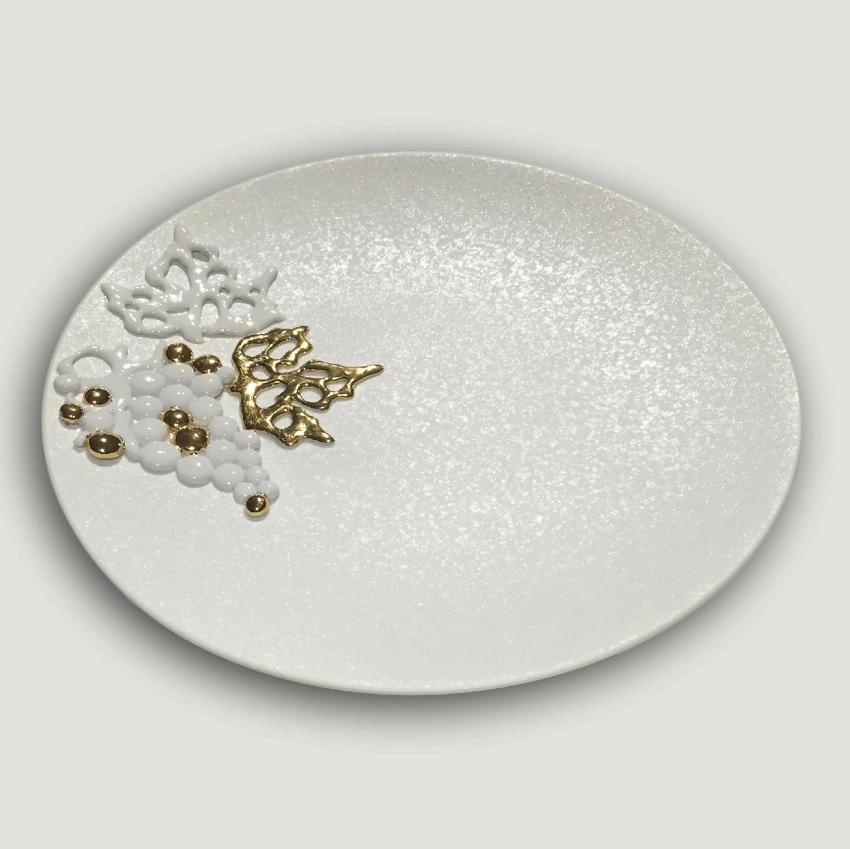 Plat ovale en porcelaine blanche, décor vigne dorée et perles blanches en relief.