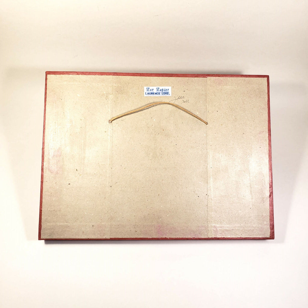 Dos de tableau encadré beige avec crochet de suspension.