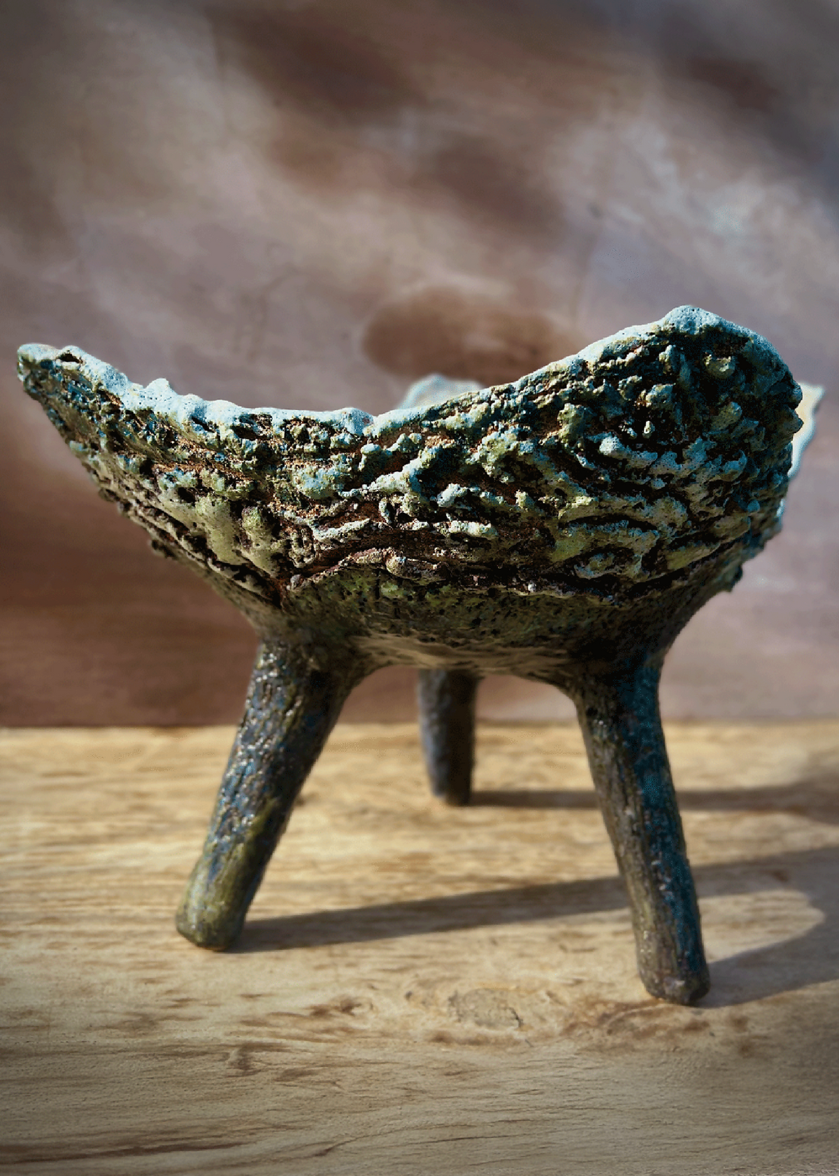 Coupe ou jardinière tripode en céramique patinée bleu et vert, bord festonné, trois pieds.