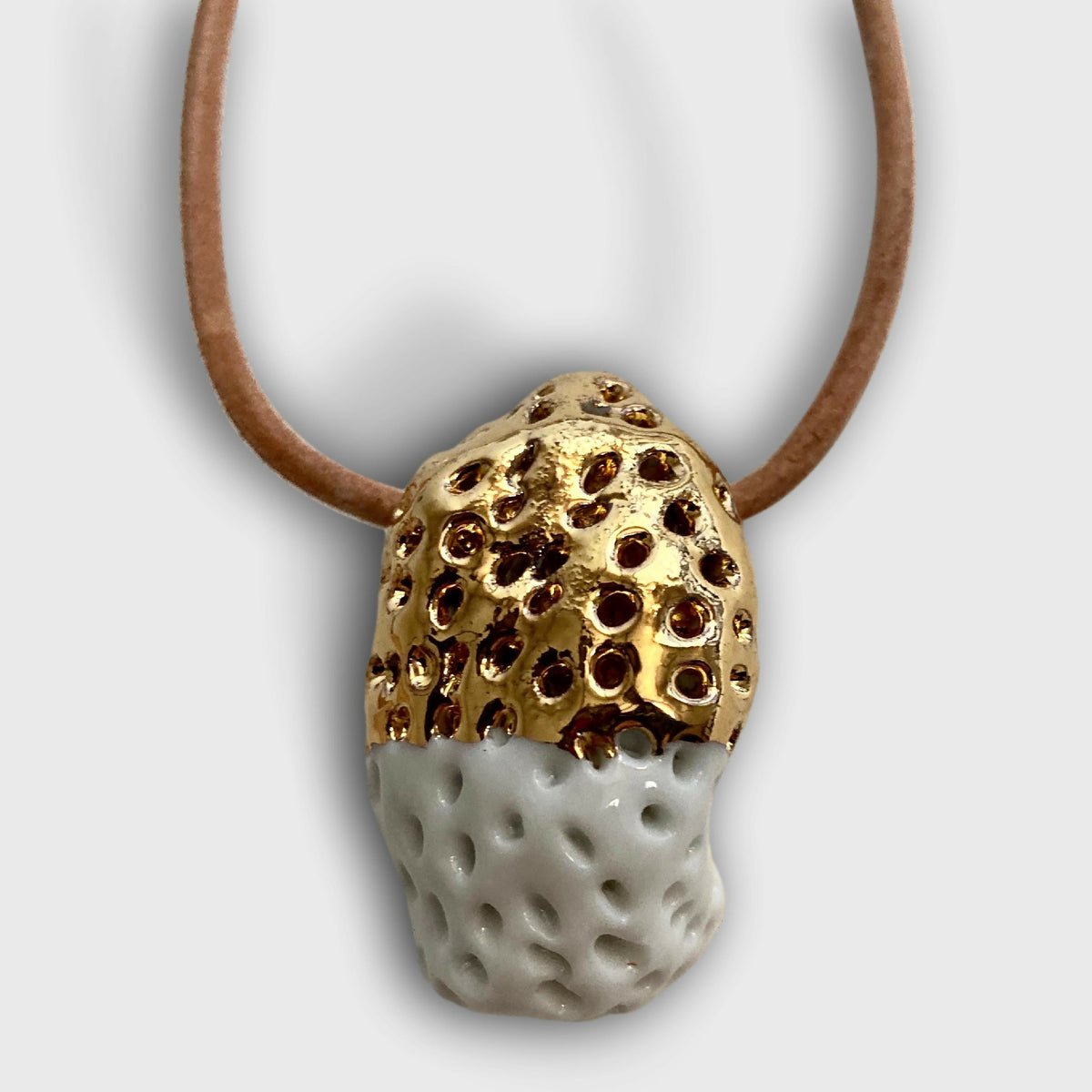 Collier en cuir marron, pendentif porcelaine oval : dôme doré texturé et base blanche